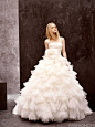 WHITE by Vera Wang Exclusively at David's Bridal Fall 2012 Collection












有好多人话：婚礼是一个女人的展示舞台，一天或一个晚上可以换上几套礼服。所以，在这么重要的一天，有哪个新娘不想穿着Vera Wang的婚纱和晚礼服呢！？早前Vera Wang在T台上大玩黑色和红色婚纱，今天也是时候回到婚纱的本身颜色——白色。婚纱和礼服上精致的玫瑰花花朵，代表着优雅的宝蓝色、玫瑰红、深紫色礼服，镶满水钻的系带高跟凉鞋。就算负担不起