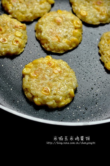 玉米鸡蛋米饭煎饼 
1.甜玉米剥粒；
2...