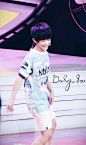 #TFBOYS易烊千玺# #弱水三千，唯易而饮# 群鹤舞于空中，心之所向，甲午贺国庆生悠悠颂矣。【20140828深圳年代秀录制1P】【拍摄：@给点威士忌 禁抹logo二改商用】