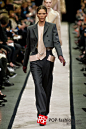以上为Givenchy 2014秋冬米兰时装周部分现场图片，更多图片在POP伦敦时装周专题报道：http://www.pop-fashion.com/presscon/search/women_Paris_1415AW_tshowpic__t_p_1.html