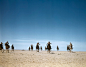 ICP展出罗伯特·卡帕未发表彩色摄影作品--在突尼斯沙漠中的法国骑兵