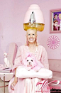 素有“好莱坞粉红女郎”之称的Kitty Kay Sera精心打造的粉色居室绝对如梦如幻，随处可见的粉色覆盖了空间的每一个角落，将Kitty对粉色的挚爱渲染得淋漓尽致。连烫发机也是粉红色的