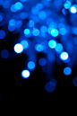 明亮,闪亮的,电灯,色彩饱和,纹理效果_157525421_defocused blue light dots against black background_创意图片_Getty Images China