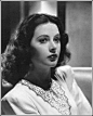 美丽传奇——海蒂·拉玛（Hedy Lamarr）,生于维也纳，16岁迎来了她的第一部电影《街上的钱》，1933年出演电影《入迷》，在片中裸体仰泳，时年芳龄19岁。1937年成功打入好莱坞，之后依然惊艳。1941年，借鉴了钢琴家安泰尔（第二任丈夫）之前同步演奏钢琴的原理发明了展布频谱，27岁成为CDMA之母。 #老明星# #好莱坞# #影视# #黑白明星# @予心木子