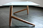两条腿的桌子? 令人无法淡定的桌子设计 : 设计的一款非常另类的咖啡桌子，完全打破了人们对桌子的认知，因为这桌子只有两条腿，桌子仅以两条分叉椅腿保持平衡，风格简单而朴实，非常适合现代家居使用。