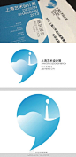 【2013年上海艺术设计展LOGO】今天的新闻发布会上，上海大学公共艺术创意中心执行主任陈青代表策展团队介绍了本届上海艺术设计展的形象标志：一个蓝色的“逗号”。陈青称，就如逗号的语义，它象征设计者、作品及其阅读者们在继续前行前，在上海艺术设计展上逗留、小憩，交汇交流。http://t.cn/zyq7sT@北坤人素材