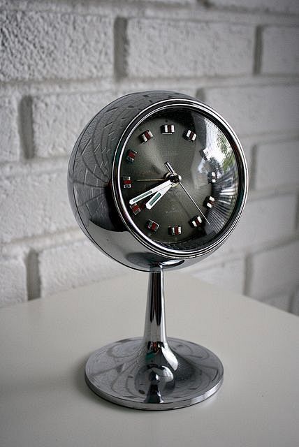 Vintage Coral Clock:...