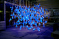西班牙的一个艺术组合Luzinterruptus 日前在马德里展出一件装置艺术，这件作品非常独特，制作材料是800只避孕套，里面装满蓝色的水，和一个发光体。将其全部进行组合，悬挂起来，形状如同正在下落的雨滴。http://www.nuandao.com/