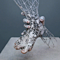 日本艺术家Yuichi Ikehata的雕塑作品，黏土、电线、铁丝、支架制作而成的，好像“长期的记忆碎片”