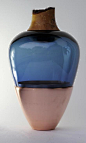#木作灯具# 设计师PIA WÜSTENBERG创作的木、玻璃、陶瓷三种材质结合的多彩花瓶（24×42cm），单个售价8,000-10,000元