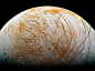 6.17 异星世界：遥远的绿洲
这张由多幅影像拼接而成、经人工上色的照片是伽利略号太空船拍摄的，呈现出木卫二布满裂缝的冰冻地表，藏在底下的那片液态海洋可能坐拥生命所需的所有成分。