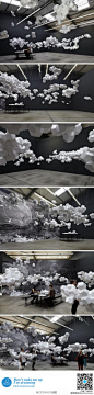 收起
CICINNUS-ART NEWS

“Cloudy House”是艺术家 Tomas Saraceno 的多媒体装置作品，包括雕塑，以及视频和摄影。白色磨砂纸构造出优雅的几何形式，然后，用尼龙丝悬吊在天花 上。 在他的所有作品中，都在探索与表达着人与人之间、人与自然的关系。

 

立即关注：cicinnus  - weibo  - shop