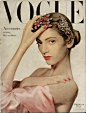 #花瓣人物志#在1946年登上美国版《Vogue》封面的卡门·戴尔·奥利菲斯 (Carmen Dell' Orefice)。她至今已经驰骋T台60余年，是世界上最资深的模特。