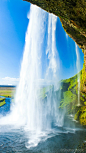 瀑布之国~冰岛的塞里雅兰瀑布、被誉为全球最美的瀑布之一。绕道瀑布的侧面和背面，仿佛进入水帘洞一样，夏季周边的绿草与野花交相辉映，好像是悬于山壁上的世外桃源。——塞里雅兰瀑布#冰岛