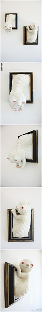 我们曾多次介绍过的羊毛毡“神人“Zoe Williams（http://weibo.com/1699336787/5KC56CSo53J）又有新作品了——两只夺框欲出的小怪兽Milk和Chalk。其中脑袋向下的是Milk，向上爬的自然就是Chalk了！