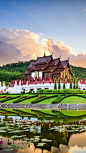 信仰之都~泰国寺院一般分为皇家寺院和民间寺院，皇家寺院又分为特殊寺院、博士寺院、硕士寺院、和大寺院等等。皇家寺院一般是国王或皇室御赐，也有民间特别有名的寺院被皇家赐名。——寺院#宗教#泰国