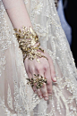 Elie Saab F/W 2015 Haute Couture Detail┃金冠,金衫,金饰,金包 ............