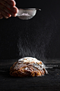 Pouring icing sugar on chocolate croissant_创意图片