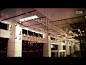 这件公共空间雕塑作品位于新加坡樟宜国际机场，包括两组共1216颗雨滴状部件，雨滴本身由轻质铝制成，表面镀铜。所有雨滴由电脑控制，按15分钟一个周期的规律运动。设计来自位于柏林的设计工作室ART+COM，他们的官网：http://t.cn/zOGFOTW。http://t.cn/zWqu60e