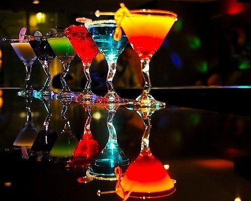 情迷上海夜，五彩调酒高脚杯。