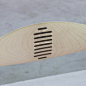 牛角椅的整体靠背由两块对称木纹的木材以榫卯结合，Hans J. Wegner决定将这里的榫卯结构凸显出来，于是在榫接处使用了两种 对比色的木材。这个细节Hans J. Wegner后来的作品中得到了延续。