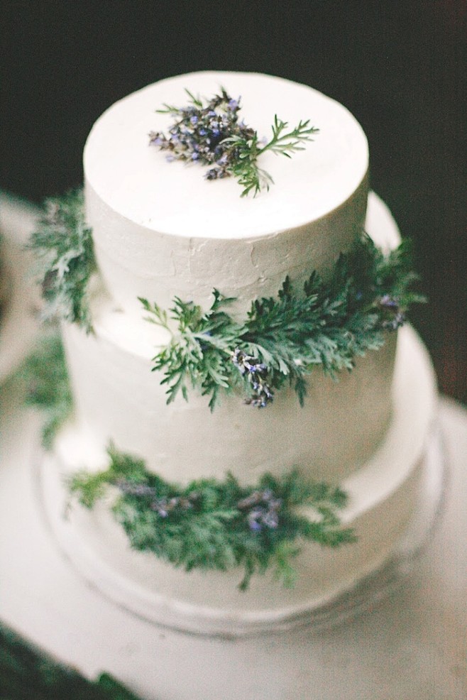 大放光彩的冬季婚礼蛋糕。来自：婚礼时光—...