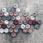 Edgy Collezione di elementi modulari in cemento prodotta dall’azienda ungherese Kaza Concrete, Edgy è formata da due tipologie di piastrelle di forma esagonale, di cui una presenta un’estensione liscia, mentre l’altra una superficie tridimensionale asimme