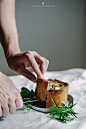 Delicious quiche with spinach, mushrooms and herbs / Marta Greber