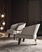 CREED "SMALL" | ARMCHAIRS -  EN : CREED "SMALL" | ARMCHAIRS -  EN La poltrona Creed Small e il divano Creed “Lounge” semicurvo si distinguono per le loro forme compatte e per i sofisticati dettagli costruttivi