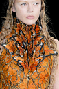 【artwork】#服装设计# #灵感的诞生#
Alexander McQueen Spring 2013 Ready-to-Wear Detail
穿插的玳瑁色装饰真的好美！
via:elle.com
#英国圣马丁艺术学院# #CSM#