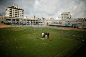 加沙地带，加沙城：巴勒斯坦保安人员在一个足球场内祈祷。据目击者称，该足球场在以色列空袭中被袭击。

图片来源：Suhaib Salem / 