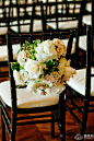 鲜花和绿色植物是婚礼椅背最主流的装饰之一，无论是鲜花搭配绿叶的组合方案，还是纯植物或者鲜花的装扮，设计师们都要从色彩搭配，婚礼主题，整体造型等各个方面进行考量，这样才能打造出精致而独特的椅背装饰。