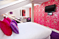 温馨浪漫卧室红色墙面装修效果图片