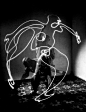 毕加索《用光作画》，1949©乔恩·米利 
 
“
对待简单我们应用复杂，
对待复杂我们应用简单，
这毋庸置疑。
”

