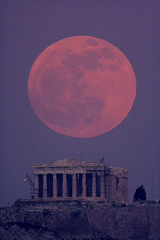 希腊雅典。帕台农神庙和超级月亮