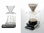 V60 DripScale工作台是专为专业咖啡调理师所设计。工具组备有可在咖啡酿煮过程中同时监控定时器和计量器的屏幕，让对咖啡调煮十分挑剔的咖啡调理师更能随心所欲的酿煮咖啡并开发新配方，然后与其他咖啡调理师分享与交流。此创新的咖啡调理组为手冲咖啡树立了「OMOTENASHI=HOSPITALITY」：诚心招待即为好客之道的新标准。
 
设计：HARIO Co., Ltd.