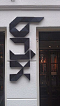 Door Steenhouwerij Jansen Utrecht. Logo in Basalt natuursteen gemaakt voor bar/restaurant "Brix" Food 'n' Drinx, Amsterdam. Een aanrader!: 