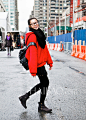 【图】造型日历2013冬季篇：中国超模雎晓雯吸引眼球的私服穿搭，红色大棉衣搭配黑色短裤，街头朋克风-造型日历（Fashiion Calendar）-海报时尚网