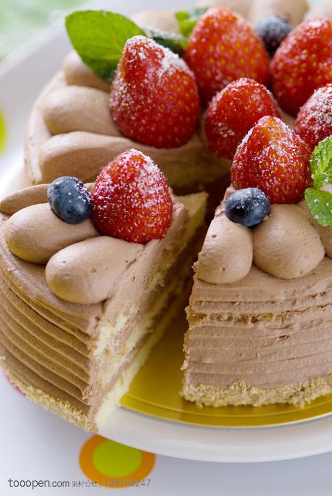 草莓巧克力奶油生日蛋糕高清图片