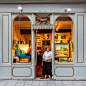 《Paris Re-tale》摄影师：Sebastian Erras。 Erras拍摄了数十张巴黎街头零售商店的“门脸”，同时还邀请了每个店铺的老板出境。每个店铺都有着自己的个性与色彩，每个老板也都气质不同。