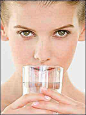 【水能瘦身的九大真实原因】1、水能抑制食欲；2、水有助于降低胆固醇；3、水有助于你肌肉的增强；4、饭前喝水有助消化；5、水有助于促进肝脏内脂肪的代谢；6、多喝水有助于避免便秘；7、缺水会让你的体重增加；8、缺水会让你混淆饥饿感和干渴感；9、喝水有助排毒减肥.