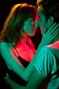 不同色相、明度、彩度的顏色會有不同的感受，如同一個吻的深淺、接觸時間、位置也有不同的情緒語言，當兩者交融，會是甚麼樣的光景?洛杉磯攝影師Maggie West與20對真實情侶合作作品KISS。 : Plurk by Barier - 6 response(s)