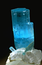 蓝宝石晶体被发现在的Shigar谷，巴基斯坦。 该晶体是高约13厘米。 绿柱石是一个成形的微斜长石与石英的晶体。 这三种矿物质，经常发现伟晶岩中。