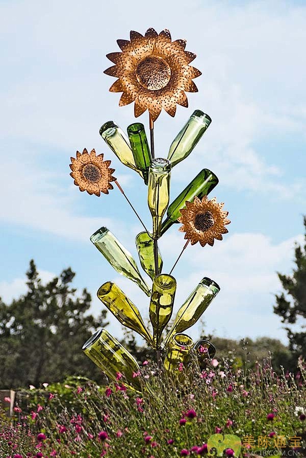 花园里的瓶子植物景观雕塑