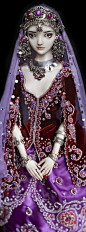 贵妃 她的移动成衣绣有420奥地利水晶，163淡水珍珠，67石榴石和玻璃种子数千颗。