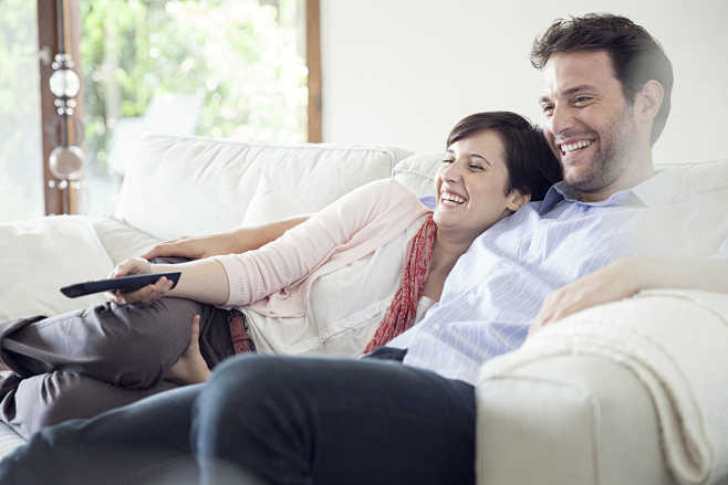 Couple watching TV t...