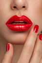 人,从容态度,20到24岁,人的脸部,嘴唇_155415239_Photo of beautiful female lips and nails_创意图片_Getty Images China