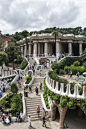 Gaudi steps in Park Guell, Barcelona, Spain (by FrecKles).建筑，是人类最伟大的创造奇迹和艺术结晶。从古埃及大漠中的金字塔、罗马庞培城的斗兽场到中国的古长城，从秩序井然的北京城、宏阔显赫的故宫、圣洁高敞的天坛、诗情画意的苏州园林、清幽别致的峨眉山寺到端庄高雅的希腊神庙、威慑压抑的哥特式教堂、豪华眩目的摩天大楼，无不闪耀着人类智慧的光芒。