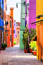 Burano , Venice, Italy 。意大利威尼斯布拉诺小镇。威尼斯是座十分美丽的海上城市，由上百个小岛组成。主岛以外最大的岛是丽都岛，比较有名的还有玻璃岛Murano和彩色岛Burano。当地政府规定居民每年要刷一次房子的外墙，于是居民们把他们小巧玲珑的房子刷得五颜六色色彩斑斓。这些多彩的房子一个挨一个组成彩虹一样的小巷，夹着清澈的小河曲曲延伸，同样色彩明快的小船静静地停在河边。如今，这些五颜六色的民居已经成为当地的一大特色。 #国外# #街景# #城市# #美景#