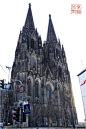 在德国西部莱茵河畔的科隆市内，耸立着一座高高的双塔建筑，尖尖的屋顶似两把利剑，直刺苍穹，这就是被人们赞誉为“世界上最完美的哥特式教堂”的科隆大教堂。